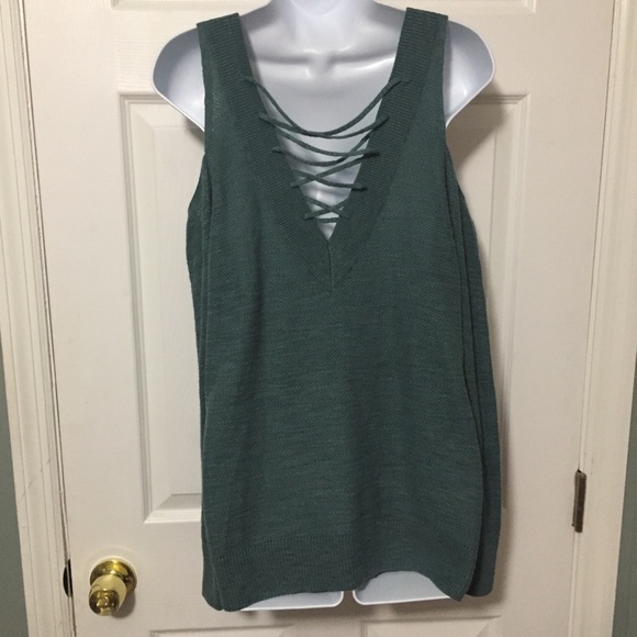 NWT Reversible cold shoulder top - Picture 6 of 8